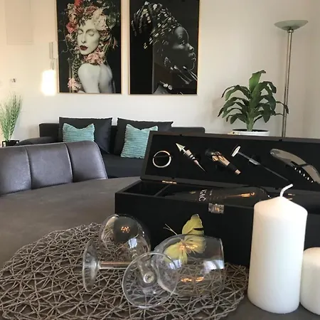 公寓 Hedonist-luxury 2 Bedroom With Private Hot Tub, Garden And Free Parking