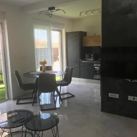 Hedonist-luxury 2 Bedroom With Private Hot Tub, Garden And Free Parking *