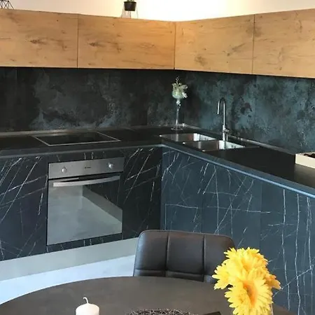 Hedonist-luxury 2 Bedroom With Private Hot Tub, Garden And Free Parking *