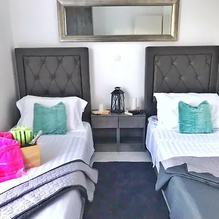 Hedonist-luxury 2 Bedroom With Private Hot Tub, Garden And Free Parking *