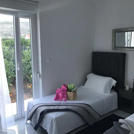 Hedonist-luxury 2 Bedroom With Private Hot Tub, Garden And Free Parking * Trogir