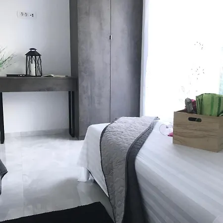 Hedonist-luxury 2 Bedroom With Private Hot Tub, Garden And Free Parking Trogir