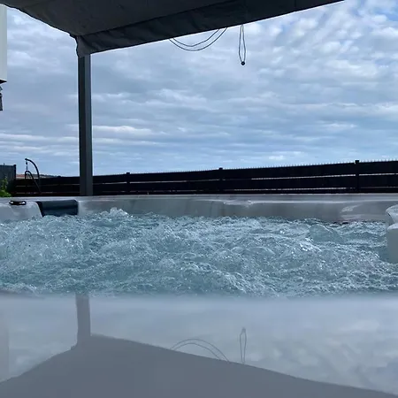 Hedonist-luxury 2 Bedroom With Private Hot Tub, Garden And Free Parking Apartment *