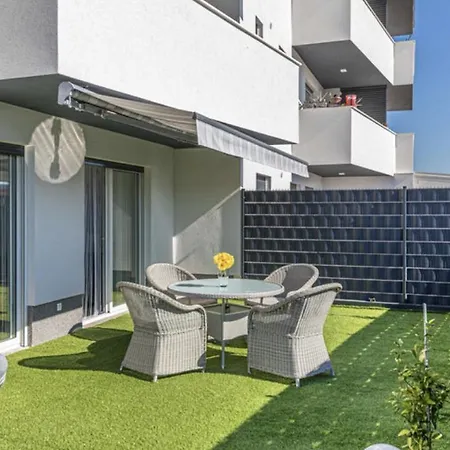 Hedonist-luxury 2 Bedroom With Private Hot Tub, Garden And Free Parking Apartment Trogir