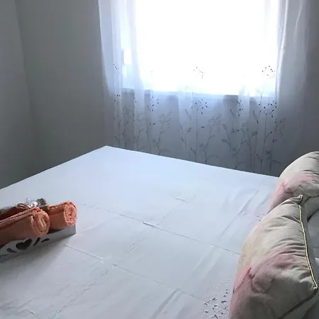 Hedonist-luxury 2 Bedroom With Private Hot Tub, Garden And Free Parking