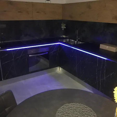 Hedonist-luxury 2 Bedroom With Private Hot Tub, Garden And Free Parking *