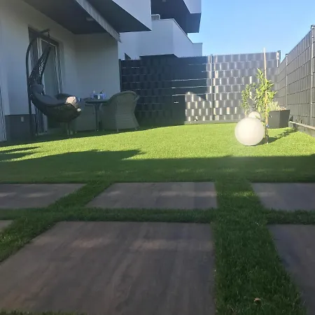 Апартаменты Hedonist-luxury 2 Bedroom With Private Hot Tub, Garden And Free Parking *