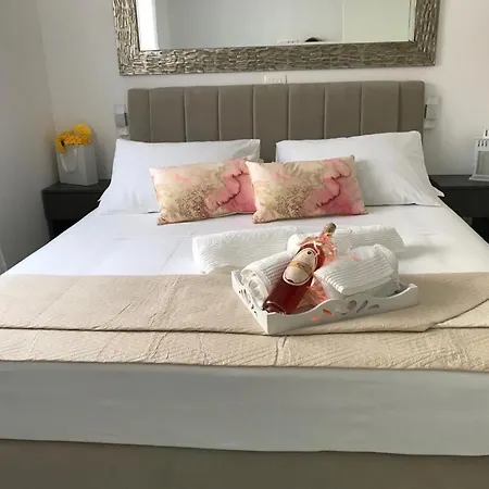 Апартаменты Hedonist-luxury 2 Bedroom With Private Hot Tub, Garden And Free Parking Трогир