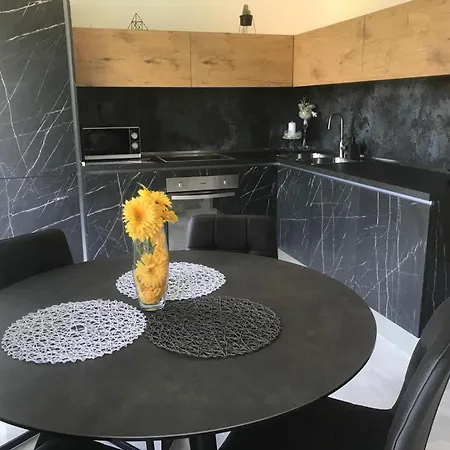 Hedonist-luxury 2 Bedroom With Private Hot Tub, Garden And Free Parking * Трогир