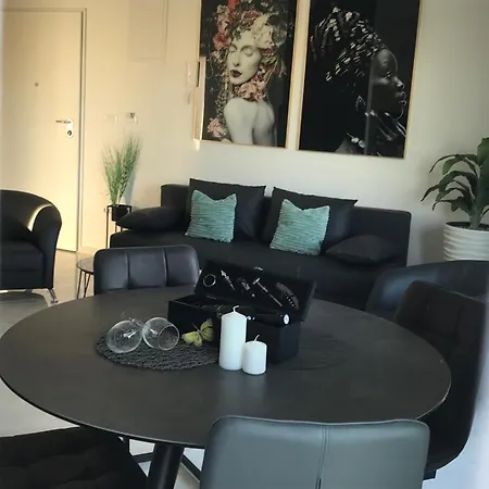 Апартаменты Hedonist-luxury 2 Bedroom With Private Hot Tub, Garden And Free Parking *