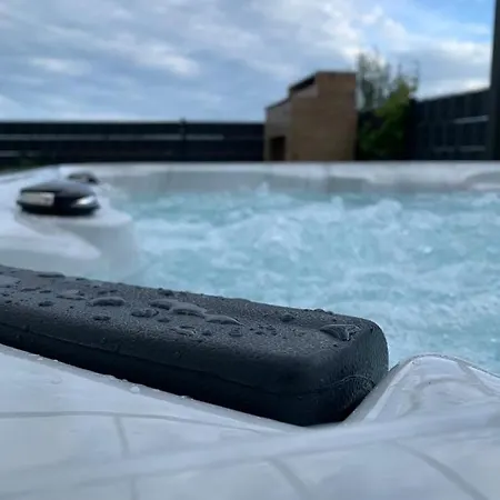 Hedonist-luxury 2 Bedroom With Private Hot Tub, Garden And Free Parking