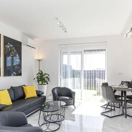 Hedonist-luxury 2 Bedroom With Private Hot Tub, Garden And Free Parking *