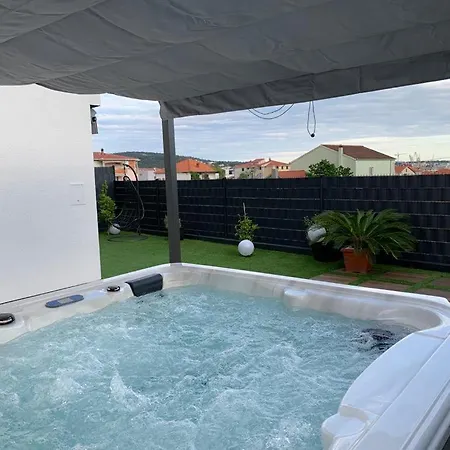 Hedonist-luxury 2 Bedroom With Private Hot Tub, Garden And Free Parking * トロギール