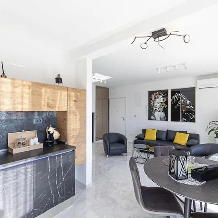 Hedonist-luxury 2 Bedroom With Private Hot Tub, Garden And Free Parking *