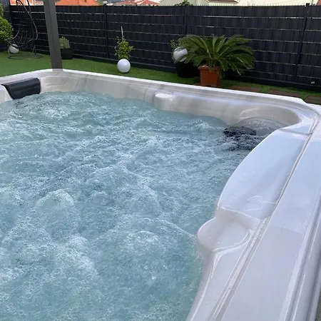 Апартаменты Hedonist-luxury 2 Bedroom With Private Hot Tub, Garden And Free Parking Трогир