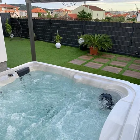 アパート Hedonist-luxury 2 Bedroom With Private Hot Tub, Garden And Free Parking トロギール