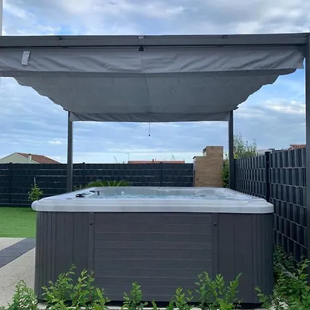 Hedonist-luxury 2 Bedroom With Private Hot Tub, Garden And Free Parking アパート トロギール