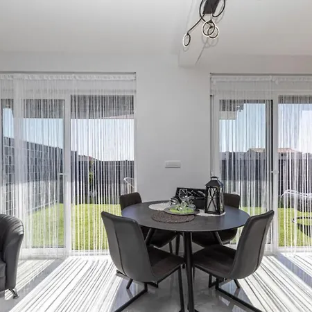 Hedonist-luxury 2 Bedroom With Private Hot Tub, Garden And Free Parking * Трогир