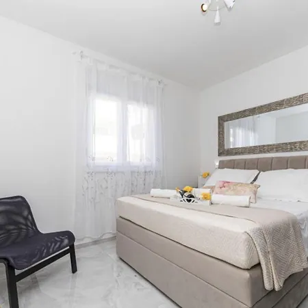 Hedonist-luxury 2 Bedroom With Private Hot Tub, Garden And Free Parking