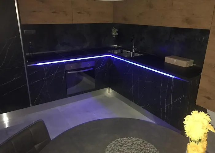 Hedonist-luxury 2 Bedroom With Private Hot Tub, Garden And Free Parking *