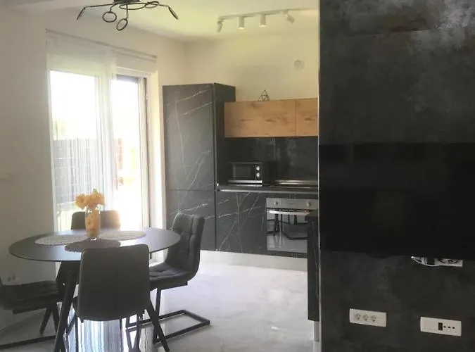 Apartamento Hedonist-luxury 2 Bedroom With Private Hot Tub, Garden And Free Parking Trogir