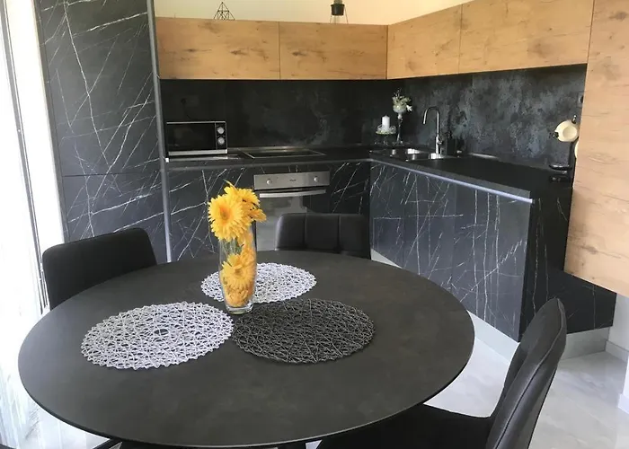 Hedonist-luxury 2 Bedroom With Private Hot Tub, Garden And Free Parking * Trogir