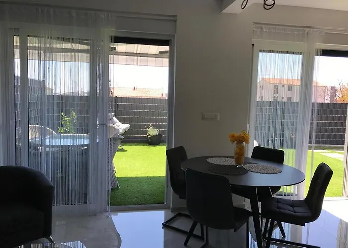 Hedonist-luxury 2 Bedroom With Private Hot Tub, Garden And Free Parking Apartamento Trogir