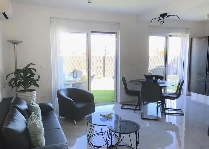 Apartamento Hedonist-luxury 2 Bedroom With Private Hot Tub, Garden And Free Parking Trogir