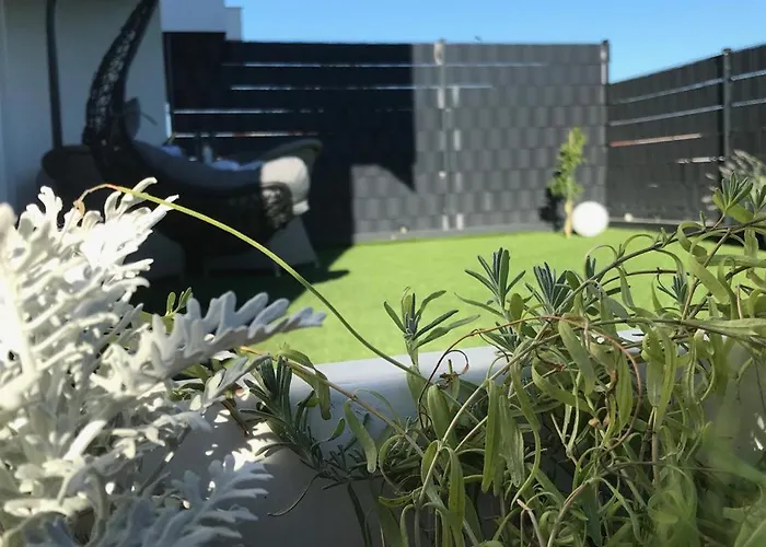 Hedonist-luxury 2 Bedroom With Private Hot Tub, Garden And Free Parking Trogir