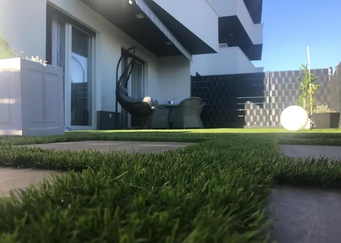 Hedonist-luxury 2 Bedroom With Private Hot Tub, Garden And Free Parking *