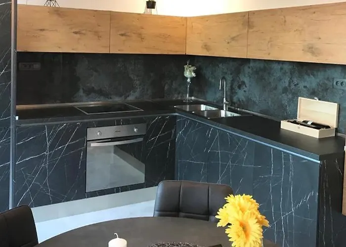 Hedonist-luxury 2 Bedroom With Private Hot Tub, Garden And Free Parking *