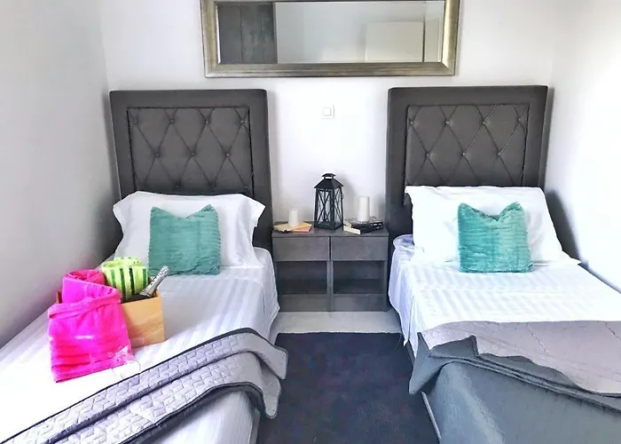 Hedonist-luxury 2 Bedroom With Private Hot Tub, Garden And Free Parking *