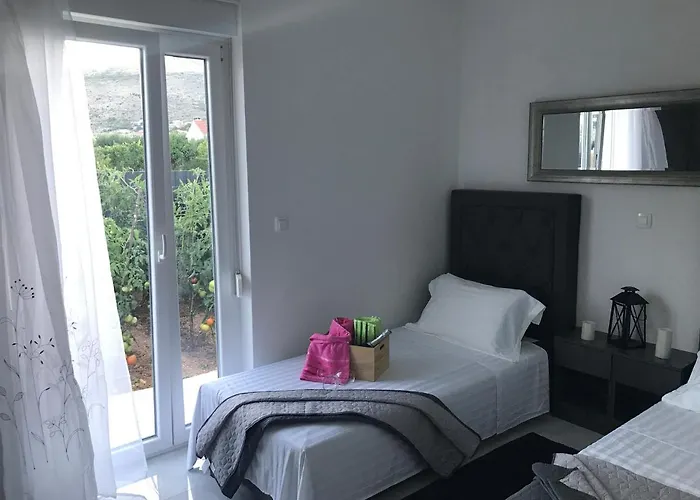 Hedonist-luxury 2 Bedroom With Private Hot Tub, Garden And Free Parking * Trogir