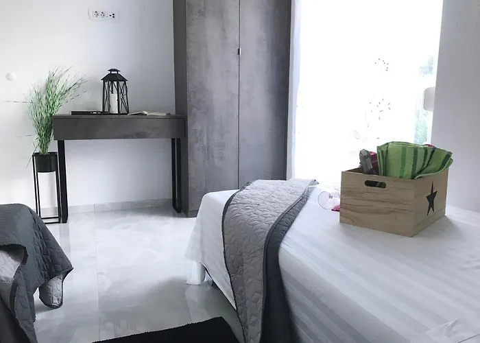 Hedonist-luxury 2 Bedroom With Private Hot Tub, Garden And Free Parking Trogir