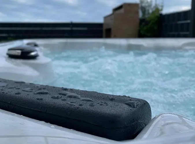 Hedonist-luxury 2 Bedroom With Private Hot Tub, Garden And Free Parking