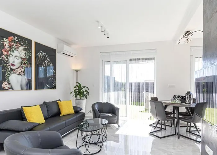 Hedonist-luxury 2 Bedroom With Private Hot Tub, Garden And Free Parking *