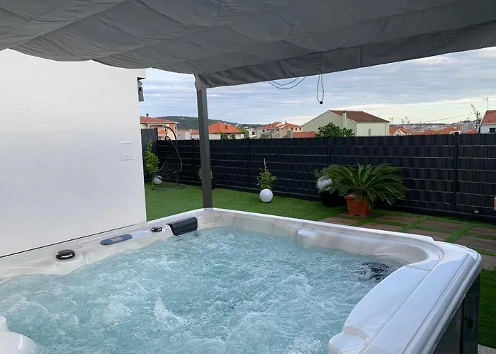 Hedonist-luxury 2 Bedroom With Private Hot Tub, Garden And Free Parking * Trogir