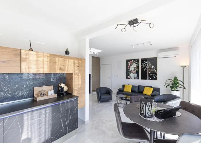 Hedonist-luxury 2 Bedroom With Private Hot Tub, Garden And Free Parking *