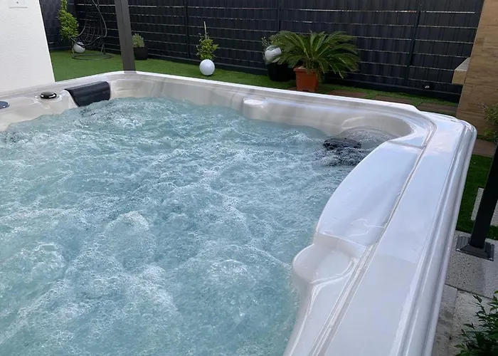 Apartamento Hedonist-luxury 2 Bedroom With Private Hot Tub, Garden And Free Parking Trogir