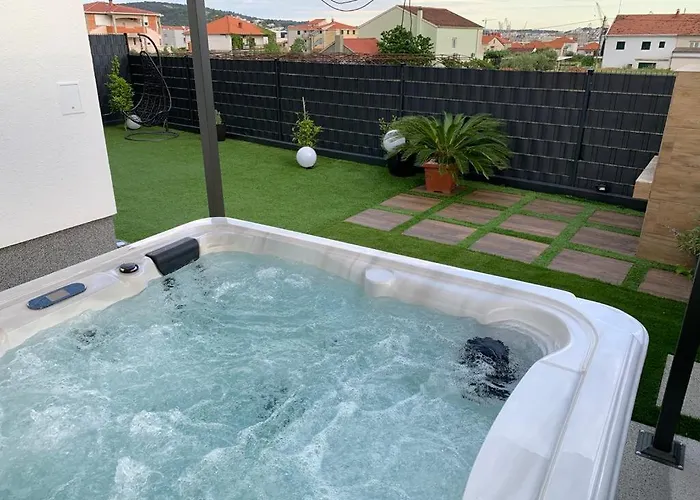 Apartamento Hedonist-luxury 2 Bedroom With Private Hot Tub, Garden And Free Parking Trogir