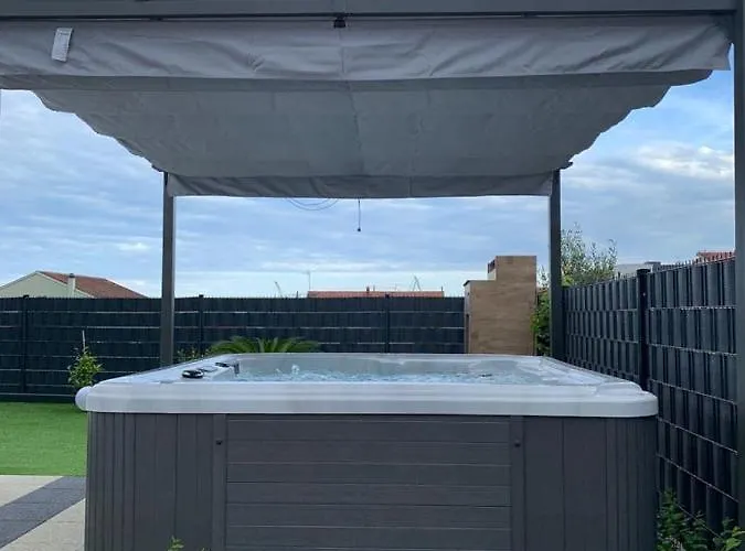 Hedonist-luxury 2 Bedroom With Private Hot Tub, Garden And Free Parking Apartamento Trogir