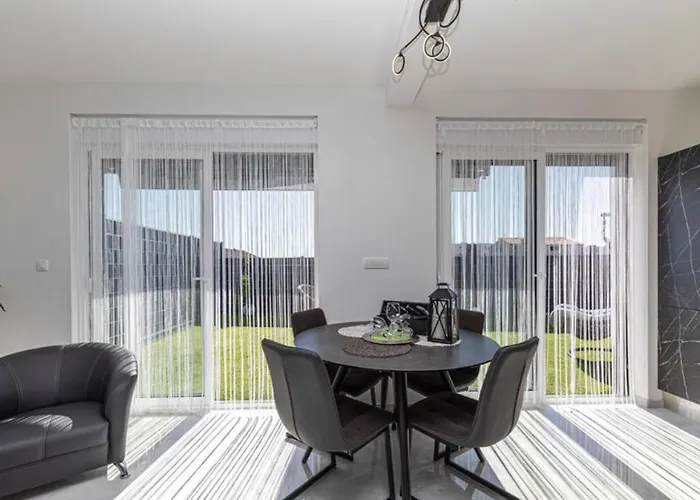 Hedonist-luxury 2 Bedroom With Private Hot Tub, Garden And Free Parking * Trogir