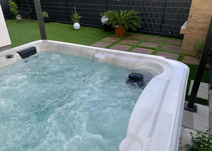 Hedonist-luxury 2 Bedroom With Private Hot Tub, Garden And Free Parking * Trogir