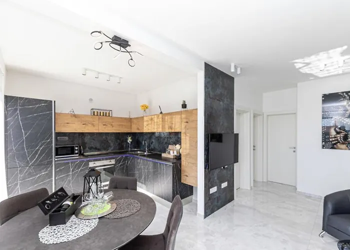 Hedonist-luxury 2 Bedroom With Private Hot Tub, Garden And Free Parking