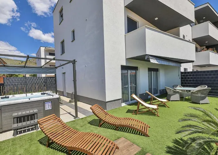 Apartamento Hedonist-luxury 2 Bedroom With Private Hot Tub, Garden And Free Parking Trogir