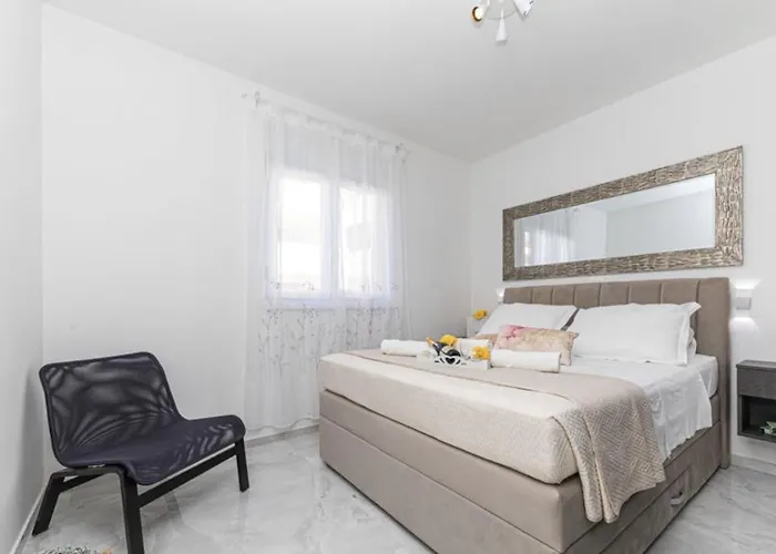 Hedonist-luxury 2 Bedroom With Private Hot Tub, Garden And Free Parking